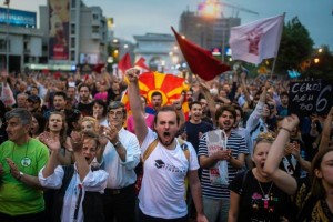 le proteste continuano