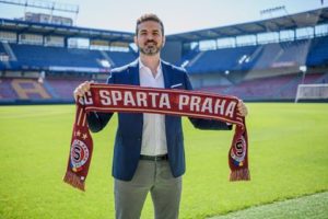 Stramaccioni nuovo allenatore dello Sparta Praga in Repubblica Ceca con la sciarpa del club