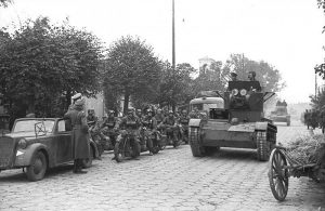 Motociclisti della Wehrmacht salutano i carri armati sovietici