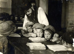 Bambini in una scuola ebraica di Lublino. Foto di Alter Kaczyne, anni Venti.